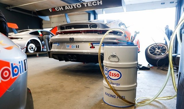 Mobil 1 elektrikli araçlar için Porsche'nin özel taleplerini karşılıyor - Mobil 1 ve Porsche işbirliği 25. yılında!