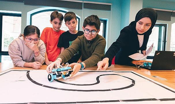 Robotik ve Kodlama Eğitimi Tamamlayan Öğrenciler Projelerini Sergiledi!