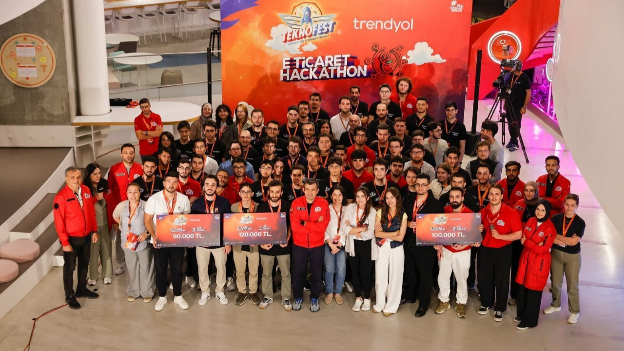 Selçuk Bayraktar Teknofest'te KAZANANLARA ödül verdi!