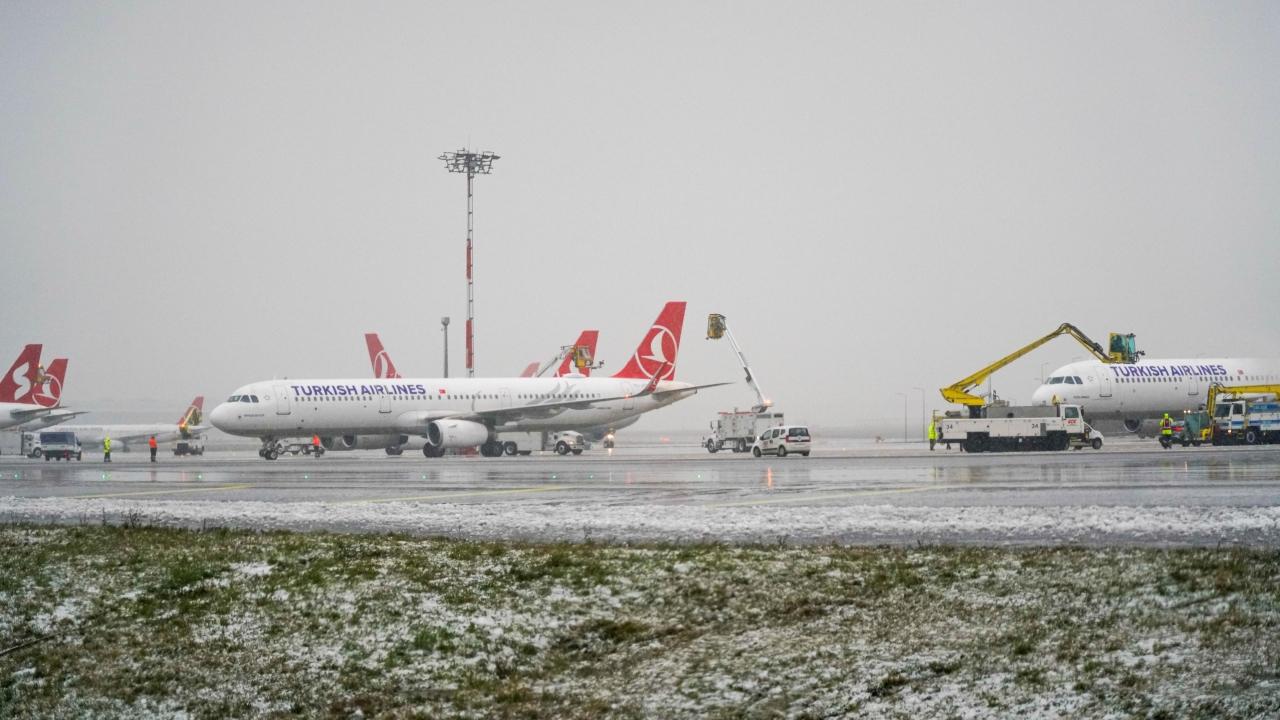 İGA İstanbul Havalimanı'nda pistteki kar miktarı ANLIK takip ediliyor